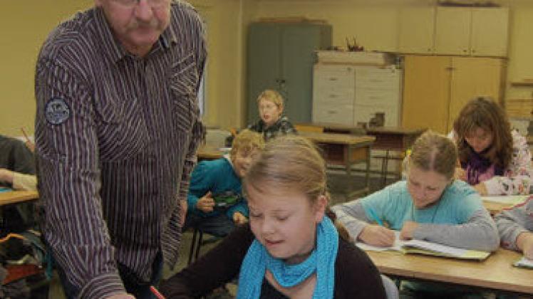 Berufsorientierung beginnt an der Eldetalschule Domsühl in der fünften Klasse, sagt Lehrer Burghard Engel. Für die 5b steht gerade Technisches Zeichnen an.  rüdiger rump