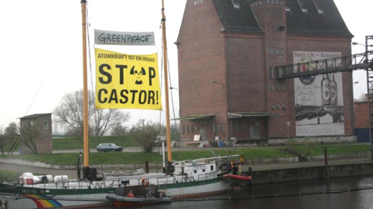 Die Beluga II der Umweltorganisation Greenpeace hatte nach der Protestfahrt auf der Elbe in Dömitz fest gemacht. Foto: Harald Schulz