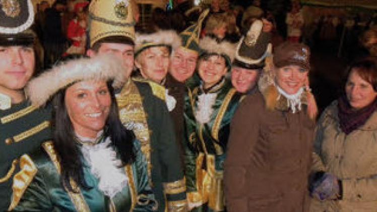 Fasching auf der Straße: Der Banzkower Karnevalsclub feierte mit seinen Fans erstmals auf dem Dorfplatz. Schüttpelz (4)