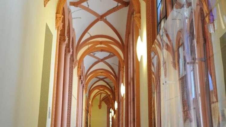 Risse in der Decke wie hier im Gang über der Schlosskirche zeigen, wo sich das Schloss „setzte“. Erst im Jahr 2011 wurde die Nachgründung des Historismus-Baus mit modernen Kleinbohrpfählen aus Stahlbeton abgeschlossen.