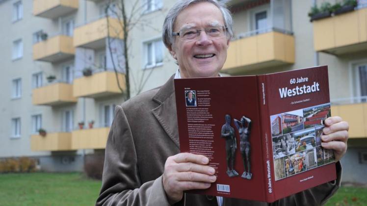 Hans-Jürgen Wüsthoff lebt seit 60 Jahren sehr gerne  in der Weststadt. Die Geschichte dieses ersten größeren Neubaugebiets hat er jetzt als Buch herausgebracht. 