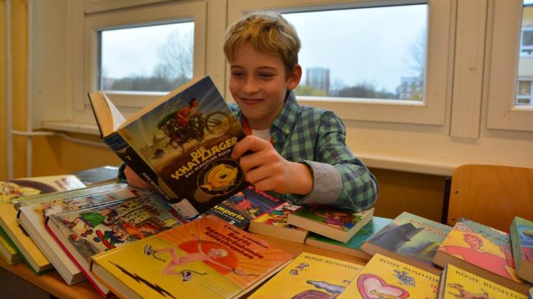Schmökert gern Krimis: Tommy Gaede (10) taucht beim Lesefest in seine Lieblingslektüre „Die Schatzjäger – das magische Buch“ ein.  