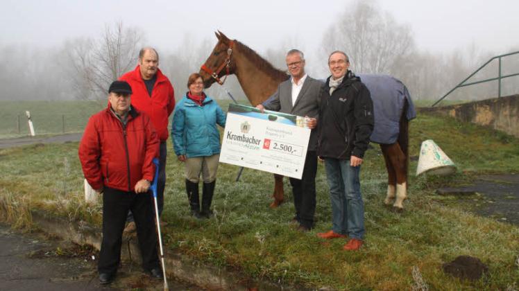 Michael Vollmerich (2. v. r.) übergibt den Scheck an Andrea Beetz sowie an Lothar Haase und   Helge Gartz,  1. bzw.  2. Vorsitzender des  Wassersportvereins,  (links). Mit von der Partie auch Holger Lattorff.