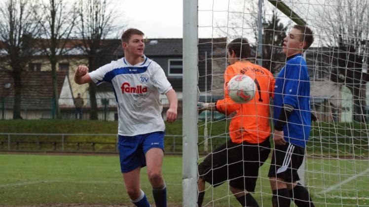 Paul Schirmer (l.)  erzielt in dieser Szene das 7:0, beförderte jedoch nicht nur den Ball, sondern auch den Satower  Keeper mit ins Tor. Der Treffer zählte dennoch.  