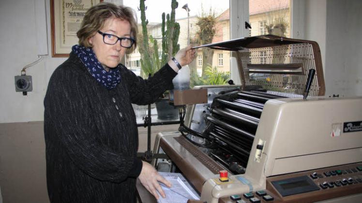 Ingelore Fiedler steht an der Rotaprint-Druckautomat, mit der die unterschiedlichsten Dokumente wie auch Satzungen gedruckt werden.