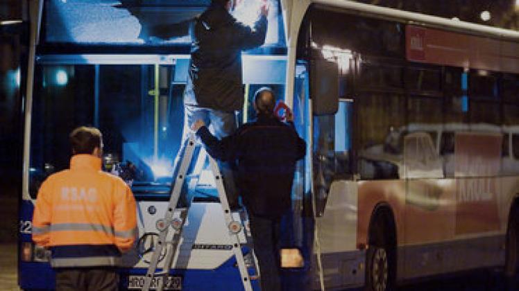 Kriminaltechniker untersuchen in  die zertrümmerte Anzeigentafel des RSAG-Linienbusses.Georg Scharnweber
