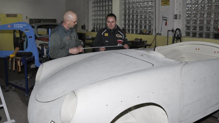 Bundessieger Christoph Lenz (r.) und Firmeninhaber Thomas Buck an der fest fertigen Karosserie eines Porsche 356 B Roadster, Baujahr 1960. 90 Prozent ihrer Restaurierung verdankt sie den geschickten Händen des Wettbewerbsbesten.uwe köhnke