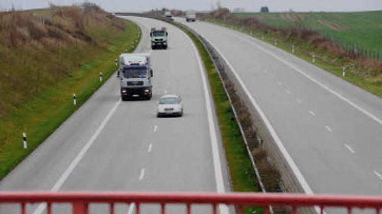 Autobahn 14  bei Leezen: Die Errichtung eines Autohofes bei Zittow muss warten, bis hier mehr Fahrzeuge rollen. Klawitter