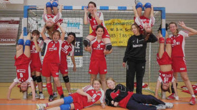 Die Plauer D-Jugend-Handballerinnen  mit einem Crazy-Foto, dass sie für einen Fotowettbewerb als cooles Teamfoto ausgewählt haben.Heike Wittenburg