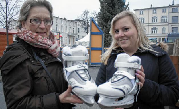 Vorfreude auf die Fun-Arena vom Weihnachtsmarkt wecken Ulrike Schnettler und Marie Prütz. Dort kann man Schlitt- und Rollschuhe und Inliner fahren. Vorfreude auf die Fun-Arena vom Weihnachtsmarkt wecken Ulrike Schnettler und Marie Prütz. Dort kann man Schlitt- und Rollschuhe und Inliner fahren.