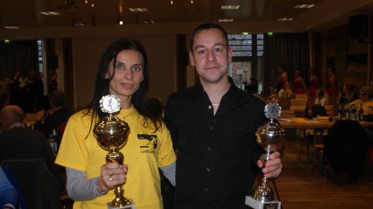 Kleidsame Pokale: Danny Thewes mit der Gesamtsiegerin bei den Frauen, Anna-Ezabela Böge (Einheit Ueckermünde). 