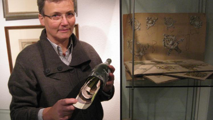 Museumsleiterin Hannelore Huth mit dem Milliardenschatz. Thorsten Meier (2)