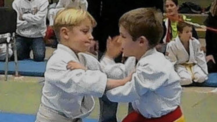  Ron-William Herzberg (r.)                    bereitet hier im Finale der 22 Kg-Klasse der U 9 einen Hakelwurf vor.