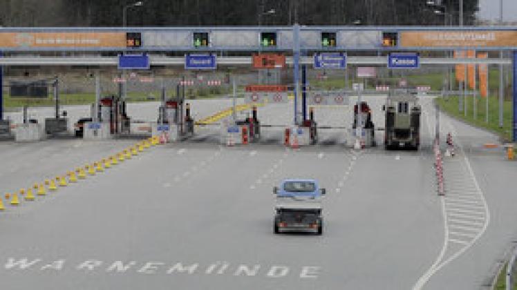 Stopp an der Mautstation: Der 790 Meter lange Tunnel unter der Warnow ist das erste privat finanzierte Fernstraßenbauprojekt Deutschlands. dapd
