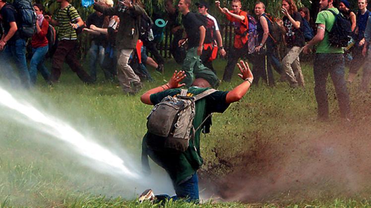 G8 - Demonstranten umgehen Polizeisperren auf dem Weg zum Zaun G8 - Demonstranten umgehen Polizeisperren auf dem Weg zum Zaun