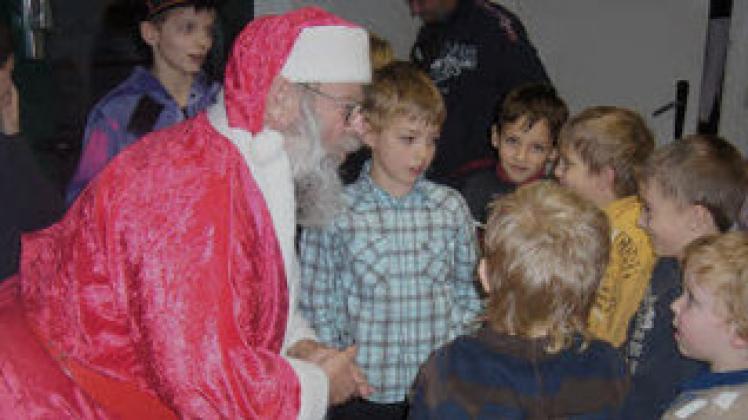 Der Weihnachtsmann verteilte nicht nur Geschenke, sondern sang auch mit den jüngsten Mitgliedern desd MC Rehna.