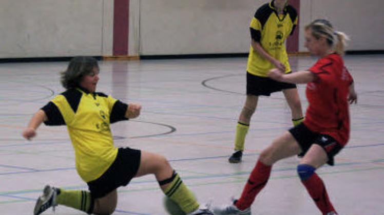 Junge Mädchen, hier Anne Kathrin Kwasny (l.) vom ESV Wittenberge, zieht es zum Fußball. Durch die WM  in kommenden Jahr. Oliver Knoll