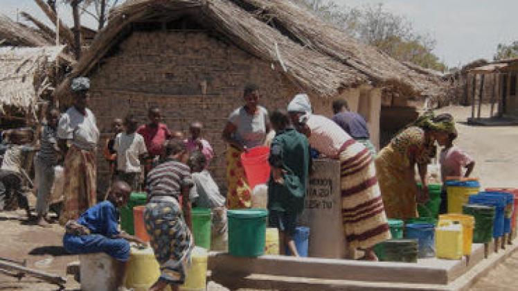 Öffentliche Zapfstelle in Tansania: An rund 2000 solcher Punkte wird der Trinkwasserverbrauch mit Hilfe des System von Gerhard Förster abgerechnet. privat