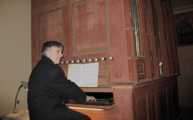 Christian Reishaus an der restaurierten Orgel, die fortan wieder regelmäßig erklingen soll. Doris Ritzka