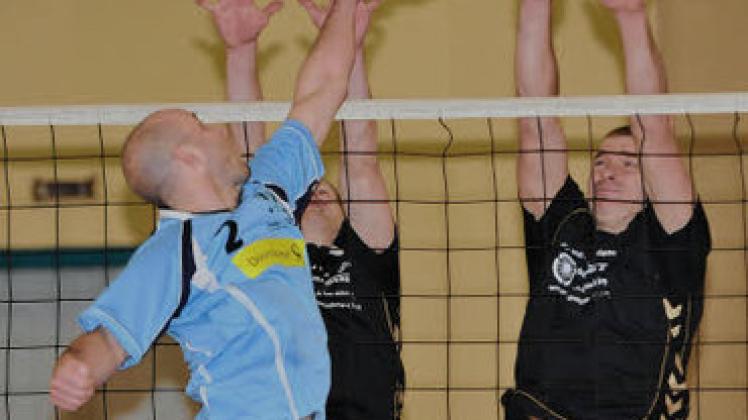 Im zweiten Spiel gegen Ludwigslust taten sich die Rehnaer Volleyball-Herren (schwarze Trikots) zunächst schwer. Sie verloren den ersten Satz, gewannen aber die folgenden drei. Maik Freitag