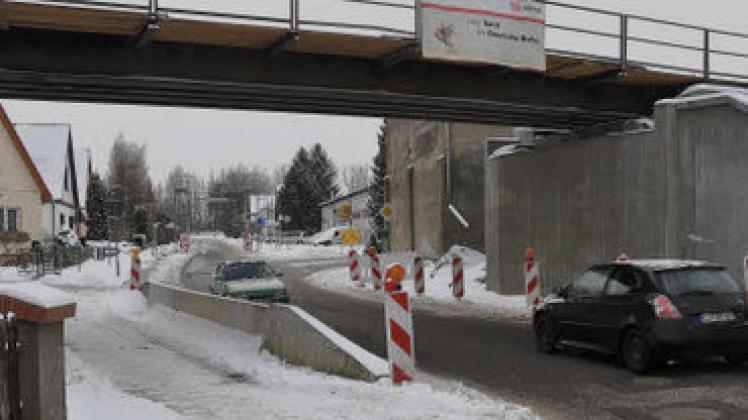 Neue Verkehrsführung in der Trammer Straße: Unter der Behelfsbrücke fließt der Autoverkehr auf zwei Spuren. Für Fußgänger und Radfahrer gibt es einen sicheren Weg. 