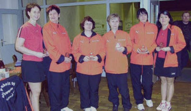 Die Damenkonkurrenz der Paare gewannen Kathrin Gunia und Marianne Ahrendt (M.) vor Katja Müller/Petra Drefers (l.) sowie Cindy Mihm/Simone Schallock (r.). privat Die Damenkonkurrenz der Paare gewannen Kathrin Gunia und Marianne Ahrendt (M.) vor Katja Müller/Petra Drefers (l.) sowie Cindy Mihm/Simone Schallock (r.). privat