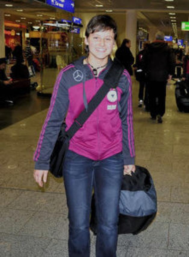 Jasmin Sehan ist hier  auf dem Frankfurter  Flughafen auf der Reise mit der Nationalmannschaft zu sehen.