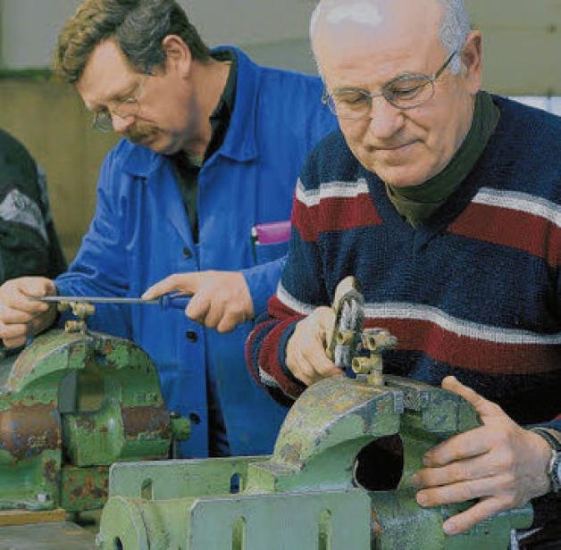 Gehören sie zum alten Eisen? Viele Arbeitgeber scheuen sich davor, vorhandene Stellen mit Arbeitnehmern jenseits der 50 zu besetzen. Gehören sie zum alten Eisen? Viele Arbeitgeber scheuen sich davor, vorhandene Stellen mit Arbeitnehmern jenseits der 50 zu besetzen.