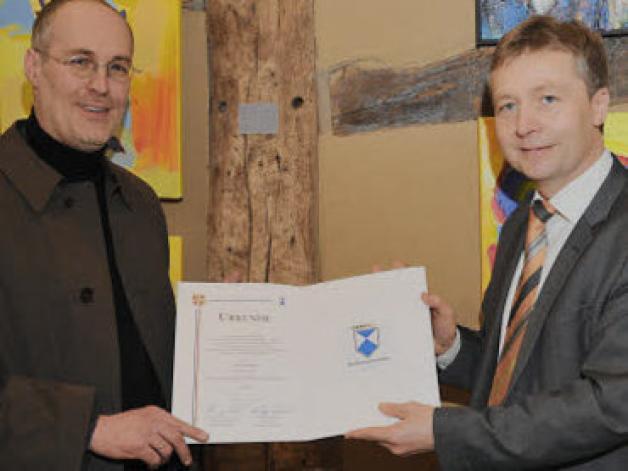 Kultusminister Henry Tesch (r.) überreichte Ulrich Bunnemann die Auszeichnung. Kultusminister Henry Tesch (r.) überreichte Ulrich Bunnemann die Auszeichnung.