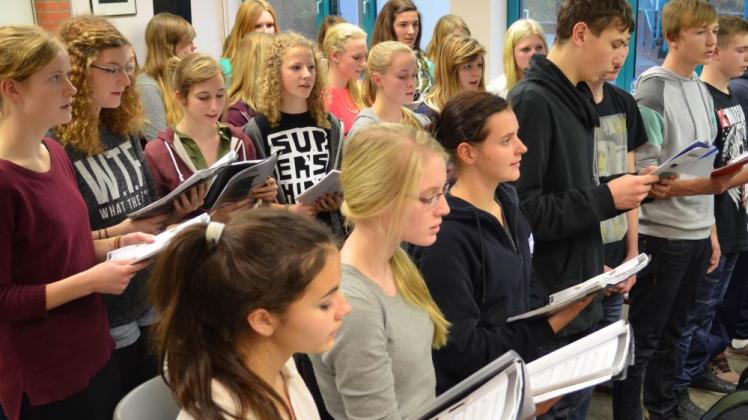 Der Chor des Gadebuscher Gymnasiums probt derzeit für das Weihnachtskonzert am 13. Dezember.   Fotos: Katharina Roese 