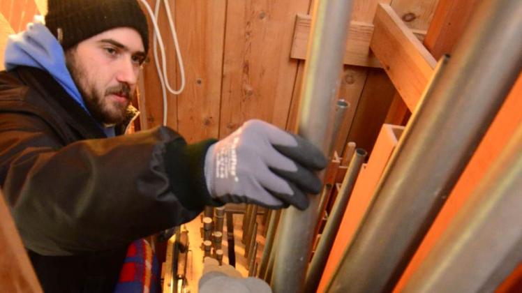 Nach der Restaurierung: Orgelbauer Stefan  Kaufmann setzt die  Metallpfeifen   in Vietlübbe  wieder ein. Die Sanierung wird am Freitag abgeschlossen. Fotos: volker bohlmann 