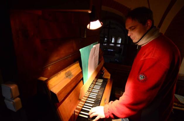 Orgelbaumeister Johann Gottfried Schmidt prüft die Tonlage.