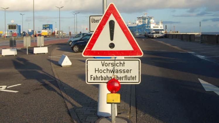 Autofahrer wurden schon gestern vor einer Überflutung des Hafengeländes gewarnt.  
