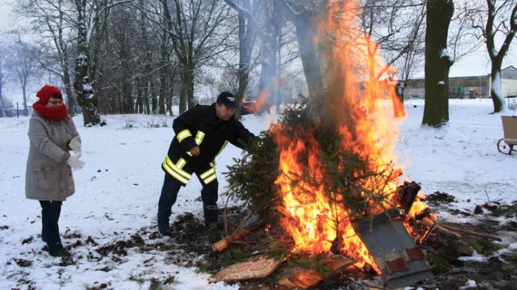 Rainer Mohsakowski beim Weihnachtsbaum-Verbrennen im Januar 2013: Er achtet darauf, dass der Haufen nicht so groß wird und kontrolliert abbrennt.  