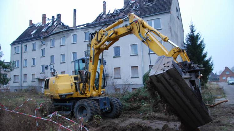 Mittelfristig wird der Wohnblock abgerissen. Bis dahin soll ein Zaun den Zugang zu dem Grundstück verwehren. 