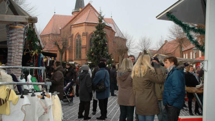 Auf die großen und kleinen Besucher des Dömitzer Weihnachtsmarktes wartet rund um die Johanneskirche ein buntes Programm.  