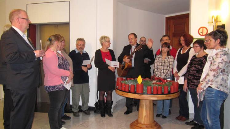 Mitarbeitende und Bewohner des Diakoniewerkes  Kloster Dobbertin überreichten  den traditionellen Wichern-Adventskranz im Schweriner Landtag M-V. 
