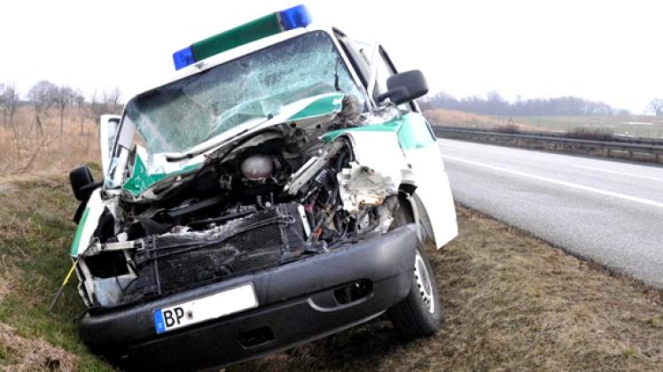 Der Fahrer dieses Polizeiwagens ist gestern bei einem Verkehrsunfall auf der A20 bei Schönberg schwer verletzt worden.  Karl-Ernst Schmidt