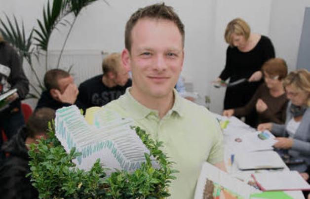 Die zehn Besten suchen Bewässerungstechniker Martin Wahl und die anderen Jury-Mitglieder aus den vielen fantasievollen Bewerbungen aus zur SVZ-Aktion "Einsatz in vier Hecken" aus. Keine leichte Aufgabe.Dana Bethkenhagen Die zehn Besten suchen Bewässerungstechniker Martin Wahl und die anderen Jury-Mitglieder aus den vielen fantasievollen Bewerbungen aus zur SVZ-Aktion "Einsatz in vier Hecken" aus. Keine leichte Aufgabe.Dana Bethkenhagen