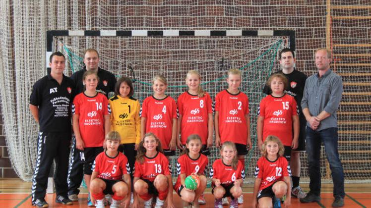 Die Handballmädchen des Hagenower SV in ihren neuen Trikots (r. Jens Klockmann)