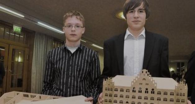 Die nächste Unternehmergeneration: Clemens Köpke (l.) und Sören Dallmann vom Pritz walker Goethe-Gymnasium  repräsentieren die  Schülerfirma "Holz auf Holz".
