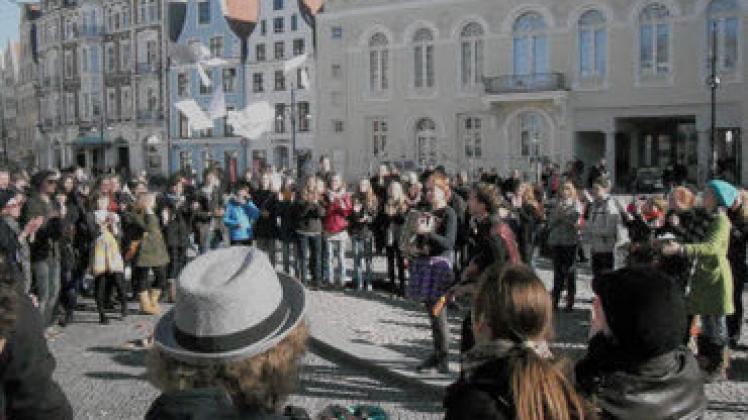 "Macht es auf - das große Haus": Singend  protestieren Schauspieler und Theaterfreunde  gegen die Schließung. Küster