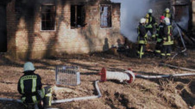 Brand eines Stallgebäudes in Dämelow: 30 Feuerwehrleute aus Jesendorf, Neukloster und Warin waren im Einsatz Torsten Ries