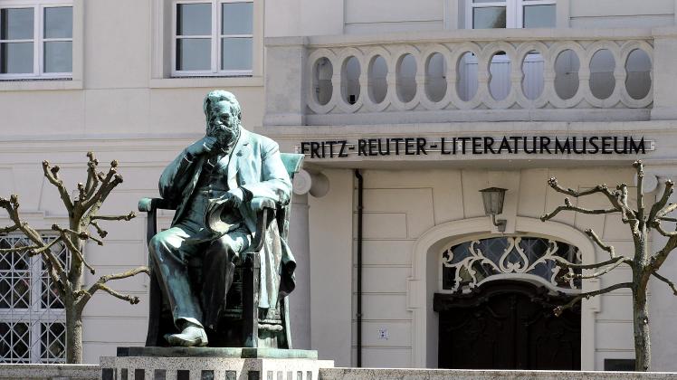 Stavenhagen: Der bedeutendste Schriftsteller der niederdeutschen Sprache ist berühmter Sohn der Stadt Stavenhagen im Kreis Demmin. Fritz Reuter wurde 1810 im ehemaligen Rathaus, in dem sein Vater fast 40 Jahre lang Bürgermeister war, geboren. Seit 1960 beherbergt das denkmalgeschützte und neu gestaltete Gebäude das Reuter-Literaturmuseum. Stavenhagen: Der bedeutendste Schriftsteller der niederdeutschen Sprache ist berühmter Sohn der Stadt Stavenhagen im Kreis Demmin. Fritz Reuter wurde 1810 im ehemaligen Rathaus, in dem sein Vater fast 40 Jahre lang Bürgermeister war, geboren. Seit 1960 beherbergt das denkmalgeschützte und neu gestaltete Gebäude das Reuter-Literaturmuseum.