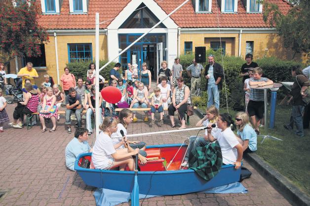 Stralsund: In den Stadtteilen Grünhufe und Frankenvorstadt wird das Programm „Die Soziale Stadt“ erfolgreich umgesetzt. Begegnungszentren wurden aufgebaut, Freizeitanlagen mit Skaterpark, Beachvolleyballfeld und Rodelberg errichtet, Turnhallen zur öffentlichen Nutzung saniert und Aktionen mit Kindern und Eltern zur Umgestaltung der Schulhöfe gestartet. Besonders beliebt ist das Nachbarschaftszentrum in Grünhufe. Christian Rödel. Stralsund: In den Stadtteilen Grünhufe und Frankenvorstadt wird das Programm „Die Soziale Stadt“ erfolgreich umgesetzt. Begegnungszentren wurden aufgebaut, Freizeitanlagen mit Skaterpark, Beachvolleyballfeld und Rodelberg errichtet, Turnhallen zur öffentlichen Nutzung saniert und Aktionen mit Kindern und Eltern zur Umgestaltung der Schulhöfe gestartet. Besonders beliebt ist das Nachbarschaftszentrum in Grünhufe. Christian Rödel.