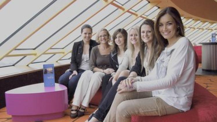 Kämpfen um den Taufpatinnen-Titel: Carolin Tiegel (18), Bettina Zwickler (41), Ayla Borowczak (19), Ramona Leschik (25) und Anna Nikolaou (24). Model Jana Ina Zarrella (von links) sitzt in der Jury.Rebekka Poesch Kämpfen um den Taufpatinnen-Titel: Carolin Tiegel (18), Bettina Zwickler (41), Ayla Borowczak (19), Ramona Leschik (25) und Anna Nikolaou (24). Model Jana Ina Zarrella (von links) sitzt in der Jury.Rebekka Poesch