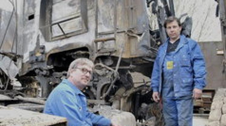 Hart im Nehmen: Wolfgang Hermes (56, links), Pkw-Schlosser, und Ronald Kell (39), Lkw-Schlosser, lassen die schrecklichen Bilder der Karambolage nicht an sich heran. Ihre Arbeit geht vor.Jenny Pfeifer Hart im Nehmen: Wolfgang Hermes (56, links), Pkw-Schlosser, und Ronald Kell (39), Lkw-Schlosser, lassen die schrecklichen Bilder der Karambolage nicht an sich heran. Ihre Arbeit geht vor.Jenny Pfeifer