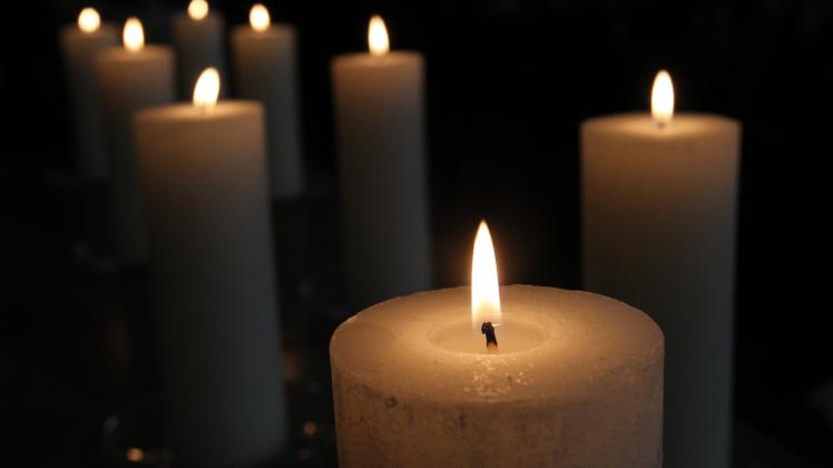 Für jedes der acht Opfer brennt eine Kerze in der Rostocker Marienkirche vor Beginn des ökumenischen Trauergottesdienstes für die Opfer der Massenkarambolage auf der Autobahn 19. Foto: Bernd Wüstneck dpa Für jedes der acht Opfer brennt eine Kerze in der Rostocker Marienkirche vor Beginn des ökumenischen Trauergottesdienstes für die Opfer der Massenkarambolage auf der Autobahn 19. Foto: Bernd Wüstneck dpa