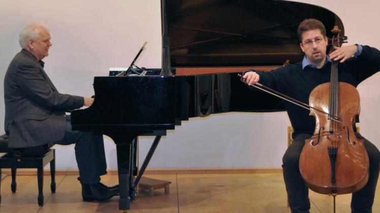 Kompositionen für Violoncello und Klavier spielen  Volker Ahmels (l.), Leiter des Konservatoriums, und Jörg Ulrich Krah, Chef der Kunstschule Ataraxia. 