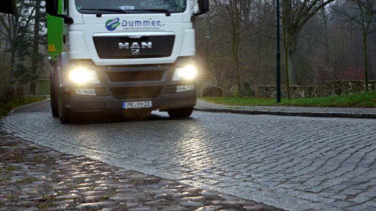 Tag und Nacht donnern die Lkw durch Wolfshagen zur Biogasanlage und beschädigen die Straße immer mehr.  